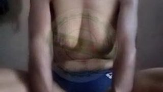 Dünne PNG-Stiefmutter mit schlaffen Möpsen posiert nackt