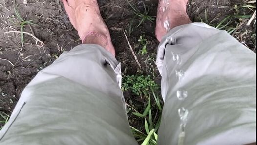 Tôi đi tiểu trên chân của mình và chơi với bùn