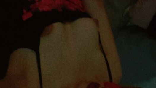 Sehr geiles xsysexybaby Küken in rotem Make-up steckt ihr den Buttplug in den Arsch, während sie mit ihrem Kitzler mit einem Dildo spielt