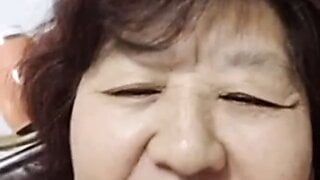 Chinesische Oma mit schlaffen Titten