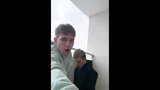 Due ragazzi scopano sul pianerottolo