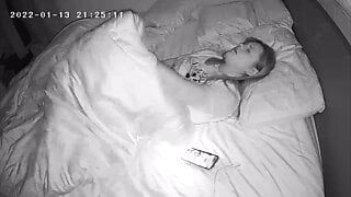 Милфа с большими сиськами трахает пальцами перед сном