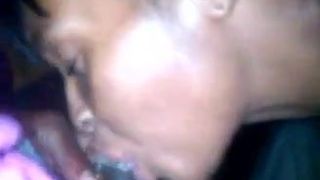 Crack-Head-Schlampe lutscht Typen in einer jamaikanischen Bar
