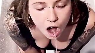 Da ist der Mund eines Mädchens - finde Urin