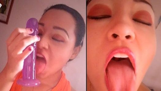 Ghetto squirt, das sexyste latina-schätzchen, beginnt, ihren freund bei videoanrufen zu verführen, aber seine freunde sehen sie und sie liebt es