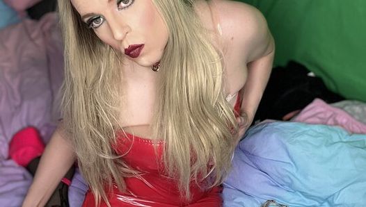 Heiß und sexy, kurvige britische Transe Sophie streichelt ihren Schwanz in einem Paar 7-Zoll-Wichser und einem heißen roten Kleid