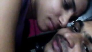 Indisches Mädchen, heißer und geiler Kuss auf ihren Freund