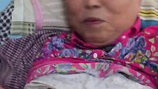 Sehr schöne chinesische Oma, die gefickt wird