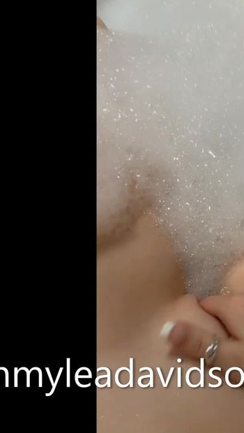 Junge Nymphomanin spielt mit ihrer Muschi in der Hotelbadewanne mit Blasen