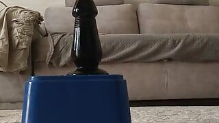 Sexy körper anal reiten auf schwarzem dildo