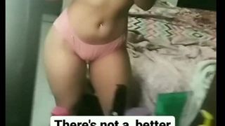 Индийская девушка показывает свои новые розовые трусики своему бойфренду