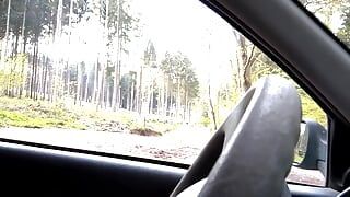 Opa wichst im freien in seinem auto