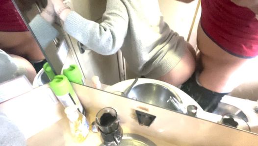 Öffentlicher Sex! Blondes Teenie lutscht Schwanz mit Sperma im Mund im Zug