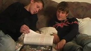 Chàng trai Nga đọc tạp chí đồng tính nam trước khi quan hệ tình dục