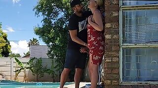 J’ai failli baiser la femme du voisin quand je l’ai aidée pour la piscine