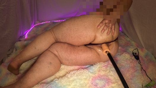 Junger dicker Mann mit rundem Arsch masturbiert mit seiner Fickmaschine, während sein kleiner, unbeschnittener Schwanz abspritzt