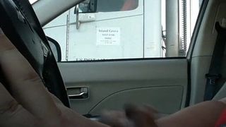 Transexueller Ruck, öffentlicher Trucker, der auf dem Highway fährt.