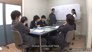 Suzuki wird während der Präsentation gefickt
