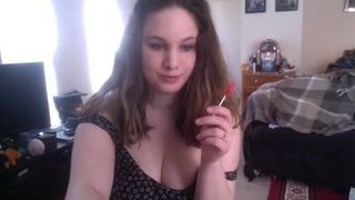 Webcam, une fille pulpeuse se déshabille et chante