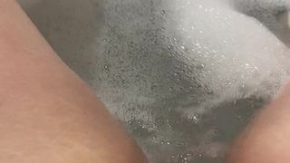 BBW masturbiert in der Badewanne