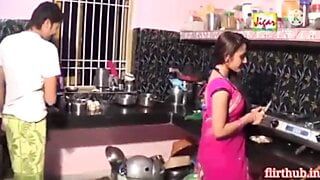 Heißes Bhabhi und Dewar haben Romantik in der Küche, während Ehemann nicht zu Hause ist