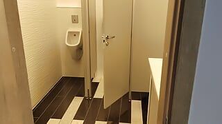 Öffentliche toilette wichsen
