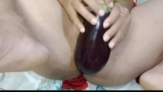 Сексуальную девушку трахнули в киску большим овощем