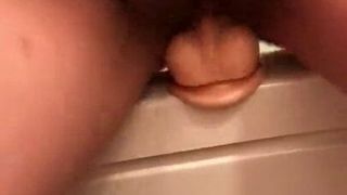 Rijp echtpaar - berijdende badkuip met dildo