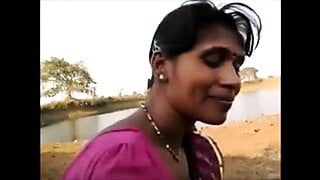 Desi Randi Dorf Bhabhi lutscht Schwanz des Typen und spricht sexy