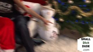 Bigboobed Femdoms wichsen Mikro-Penis von Santas