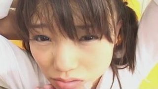 Geiles japanisches Teen in Schuluniform lutscht Schwanz unzensiert