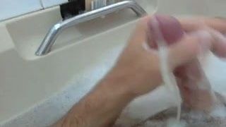 Ragazzo maturo si masturba nella vasca da bagno