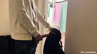 Öffentliches Schwanz-Blankziehen. Ich ziehe meinen Schwanz vor einer jungen schwangeren muslimischen Nachbarin in einem Niqab und sie hilft mir beim Abspritzen