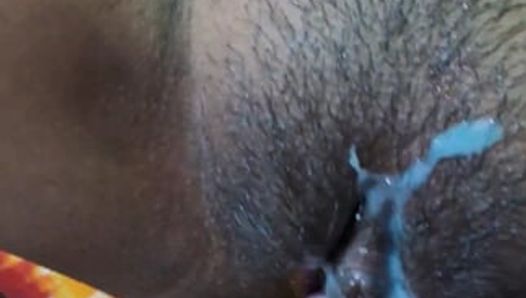 Schönes indisches dorfmädchen, das im wald masturbiert