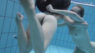 Clara Umora en Bajankina geile lesbiennes onder water