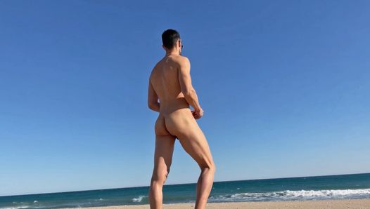Người đàn ông Latinh gợi cảm khỏa thân trên bãi biển công cộng