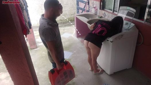 Замужняя домохозяйка платит технику со стиральной машиной ее задницей, пока мужа нету дома