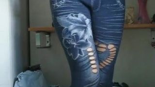 Geiles Mädchen zieht Jeans aus und fingert sich.