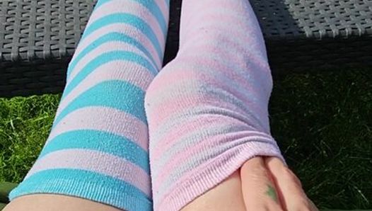 Sonnenbaden, weil meine sexy behaarten Beine und Füße etwas Farbe gebrauchen könnten