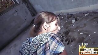 Телочку на секс-свидании трахнули в публичном заброшенном здании в любительском видео