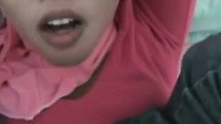 Arabische Ehefrau hat oralen und missionarischen Sex mit Gesichtsbesamung
