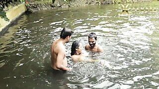 Schmutzige Bhabi mit dicken Möpsen nimmt Bad im Teich mit hübschem Deborji (im Freien)