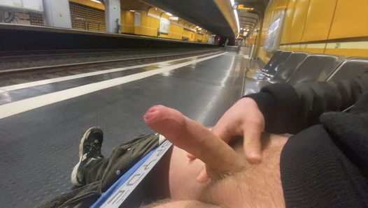 Schnell mal eben auf den Bahnsteig gewichst [pt. 2] - U-Bahnstation Edition