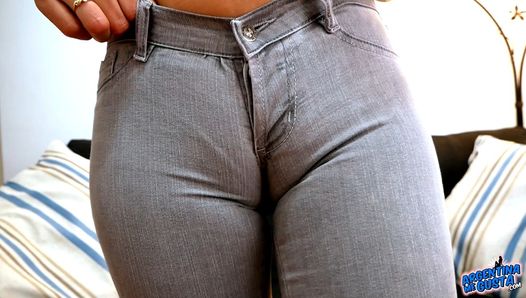 Perfekte Cameltoe und Schlampe mit rundem Arsch in super engen Jeans