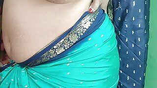 Indische geile Mutter strippt im grünen Kleid und zeigt ihre Muschi in Nahaufnahme