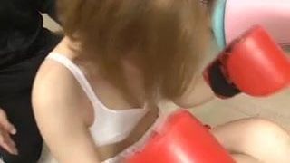Blonde japanische Boxerin bekommt Sperma in die Nase!