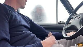 Незнайомець зробив мені мастурбацію через вікно машини на стоянці
