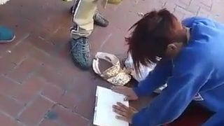 Sklavin leckt schmutzige Stiefel in der Öffentlichkeit