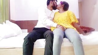 Mijn hete sexy meid neuken in de Oyo-kamer romantische gepassioneerde seks in HD met Hindi duidelijke audio