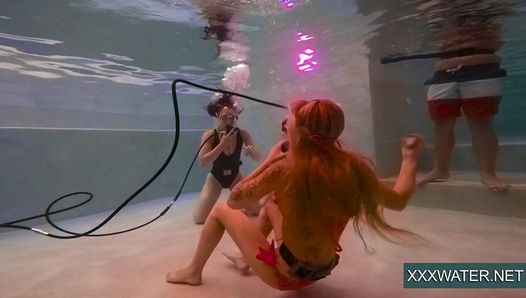 Jane en Minnie manga zwemmen naakt in het zwembad